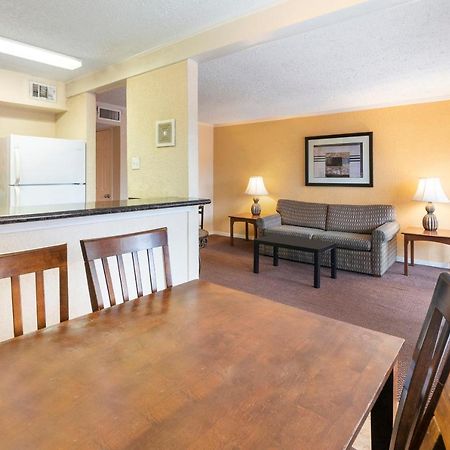 Oyo Hotel & Apartments Houston Galleria מראה חיצוני תמונה