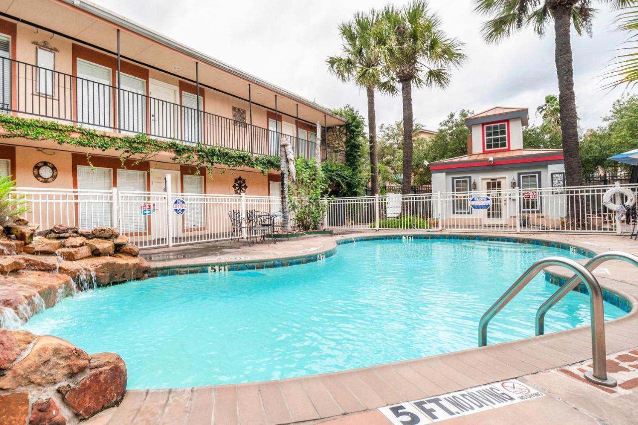 Oyo Hotel & Apartments Houston Galleria מראה חיצוני תמונה