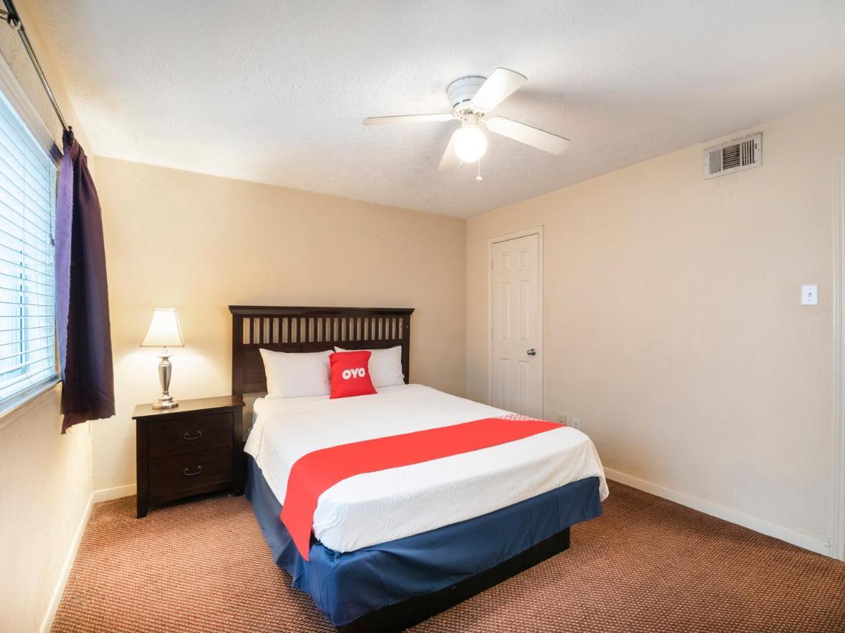 Oyo Hotel & Apartments Houston Galleria מראה חיצוני תמונה