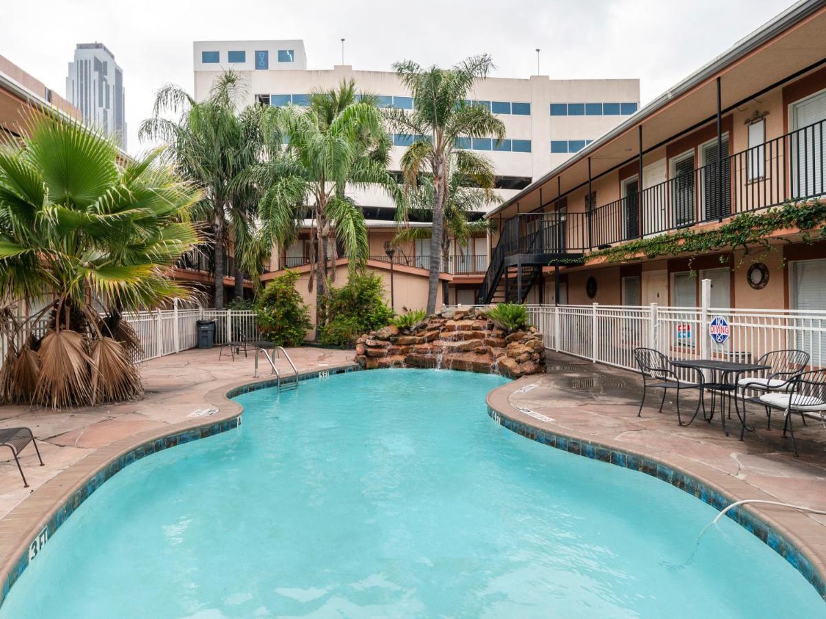 Oyo Hotel & Apartments Houston Galleria מראה חיצוני תמונה