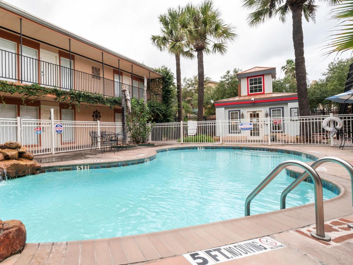 Oyo Hotel & Apartments Houston Galleria מראה חיצוני תמונה